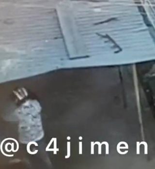 Momento exacto en el que asesinan a dos personas en la Colonia Morelos (Video)