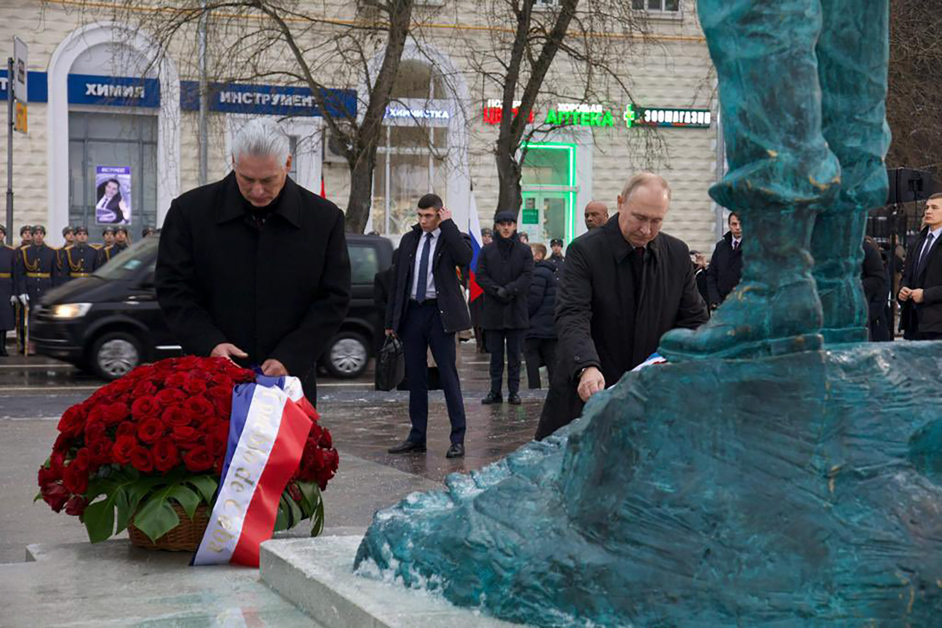 Díaz Canel y Putin dejaron flores en la estatua